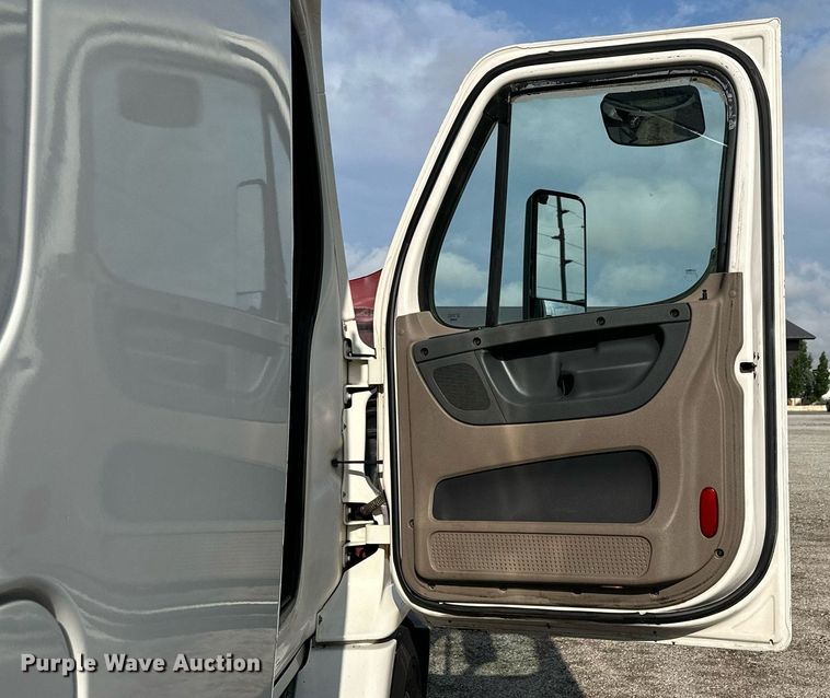 image for item NP9784 2013 Freightliner Cascadia  semi truck