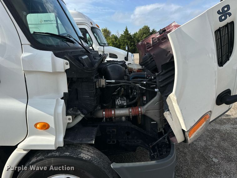 image for item NP9784 2013 Freightliner Cascadia  semi truck