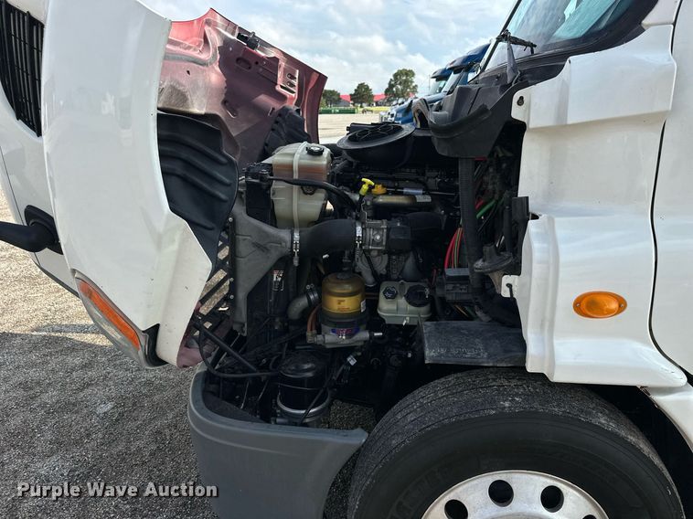 image for item NP9784 2013 Freightliner Cascadia  semi truck