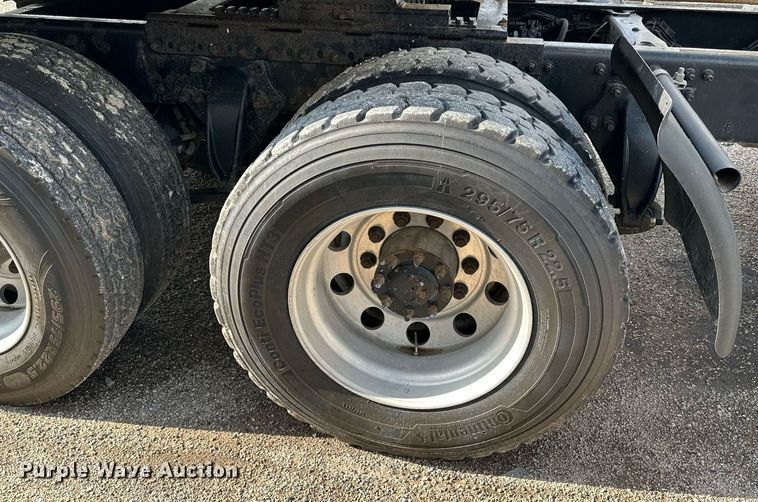 image for item NP9784 2013 Freightliner Cascadia  semi truck