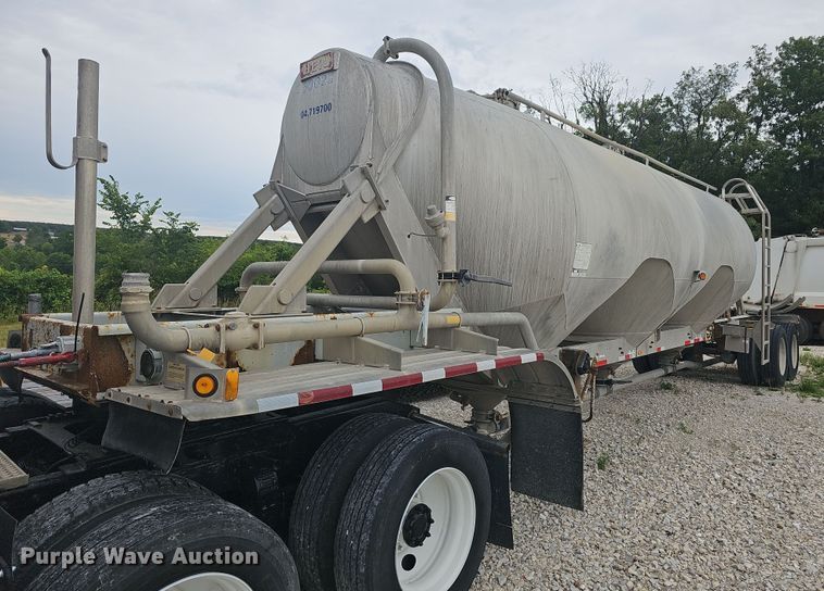 image for item NT9702 1997 Heil  pneumatic dry bulk trailer