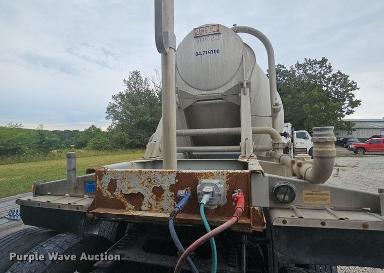 image for item NT9702 1997 Heil  pneumatic dry bulk trailer