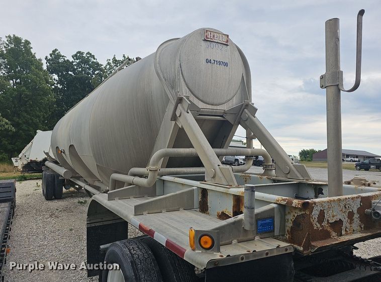 image for item NT9702 1997 Heil  pneumatic dry bulk trailer