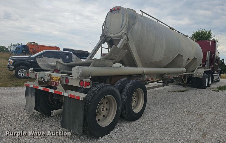 image for item NT9702 1997 Heil  pneumatic dry bulk trailer