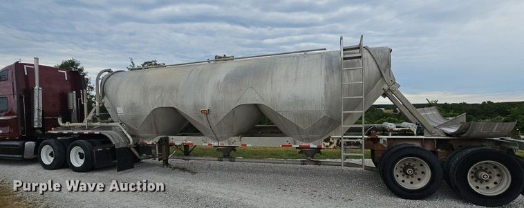 image for item NT9702 1997 Heil  pneumatic dry bulk trailer