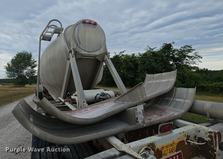 image for item NT9702 1997 Heil  pneumatic dry bulk trailer