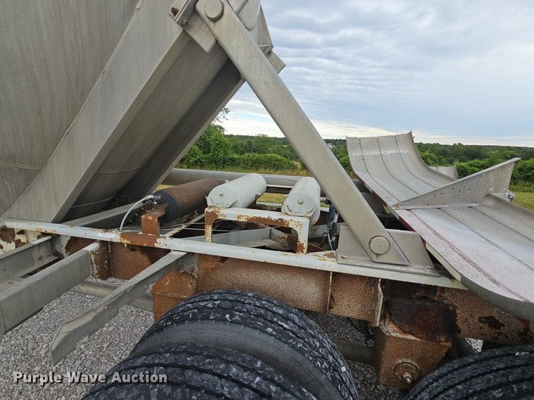 image for item NT9702 1997 Heil  pneumatic dry bulk trailer