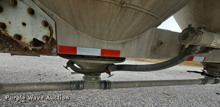 image for item NT9702 1997 Heil  pneumatic dry bulk trailer