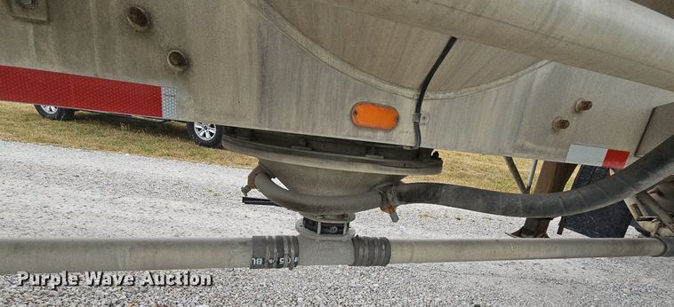 image for item NT9702 1997 Heil  pneumatic dry bulk trailer