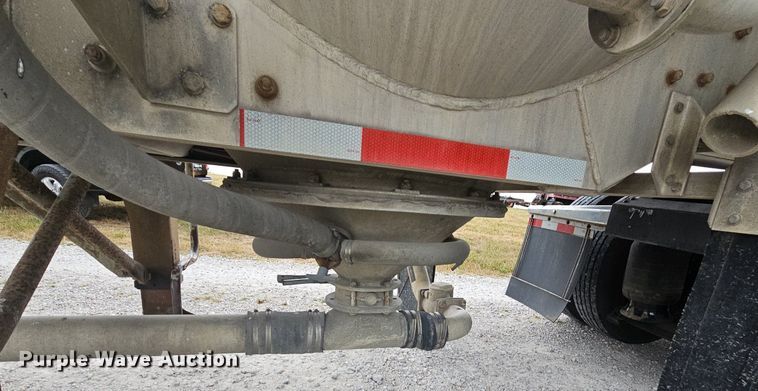 image for item NT9702 1997 Heil  pneumatic dry bulk trailer