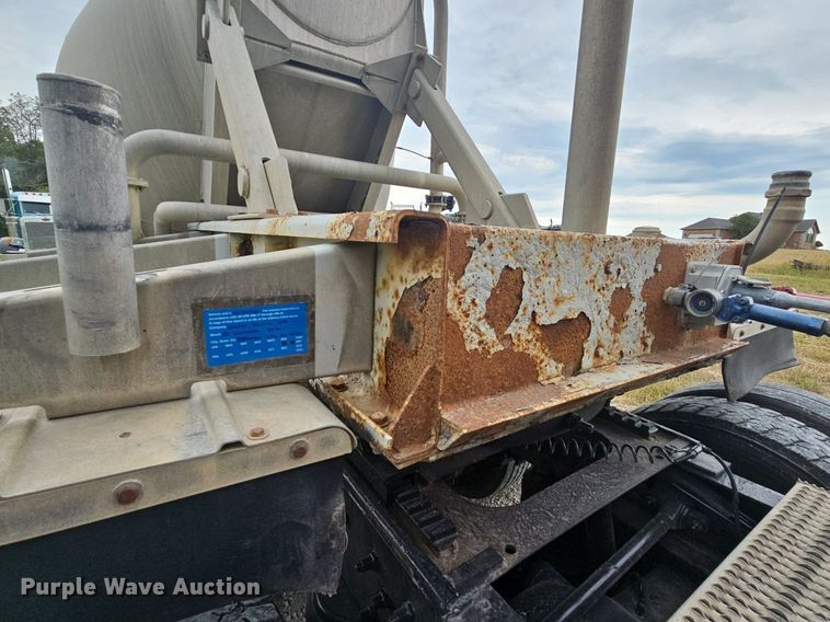 image for item NT9702 1997 Heil  pneumatic dry bulk trailer