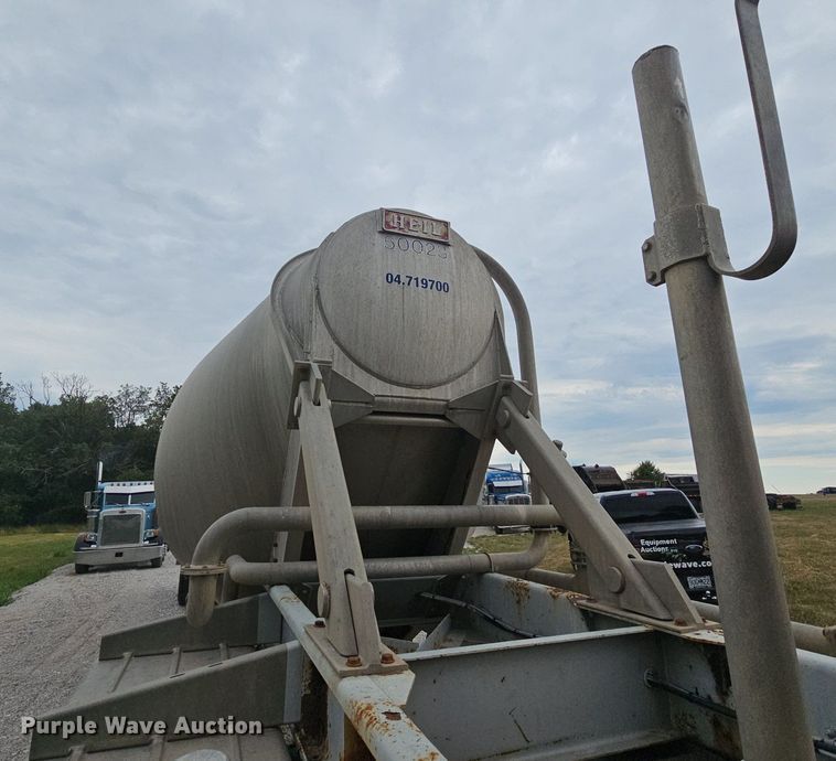 image for item NT9702 1997 Heil  pneumatic dry bulk trailer