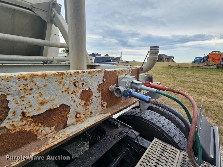 image for item NT9702 1997 Heil  pneumatic dry bulk trailer