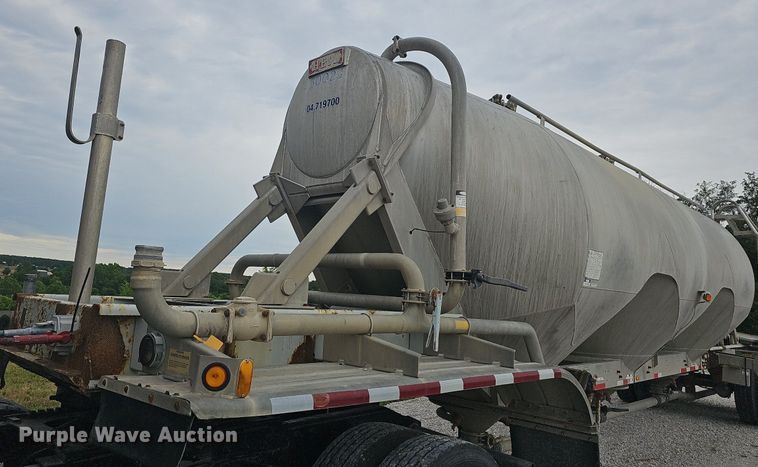 image for item NT9702 1997 Heil  pneumatic dry bulk trailer