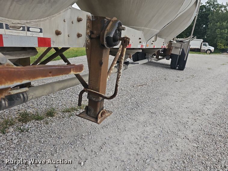 image for item NT9702 1997 Heil  pneumatic dry bulk trailer