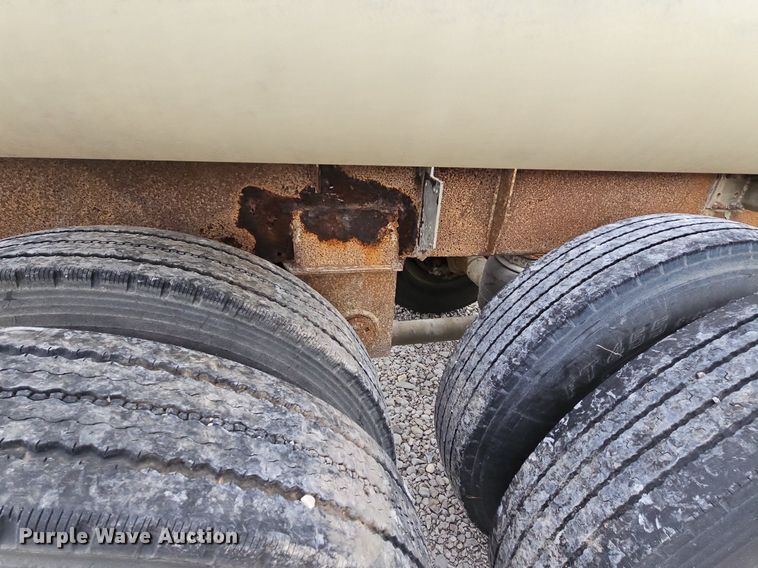 image for item NT9702 1997 Heil  pneumatic dry bulk trailer