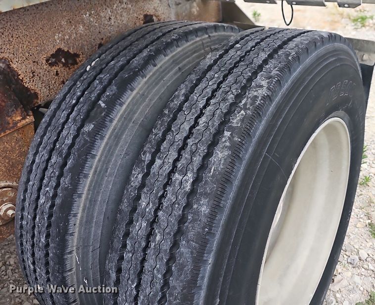 image for item NT9702 1997 Heil  pneumatic dry bulk trailer