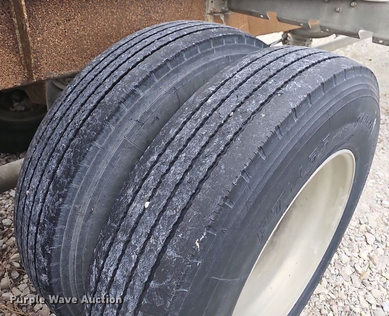 image for item NT9702 1997 Heil  pneumatic dry bulk trailer