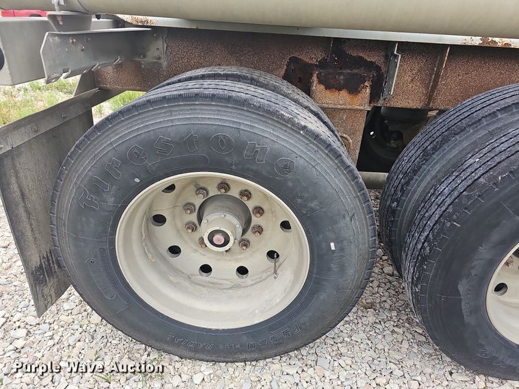 image for item NT9702 1997 Heil  pneumatic dry bulk trailer