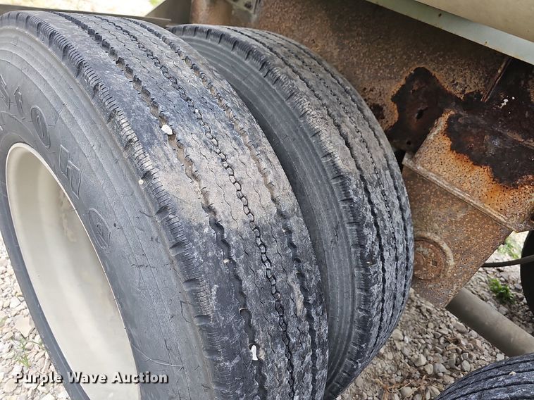 image for item NT9702 1997 Heil  pneumatic dry bulk trailer