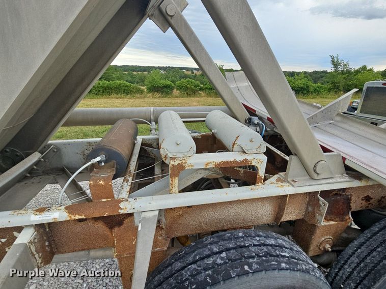 image for item NT9702 1997 Heil  pneumatic dry bulk trailer