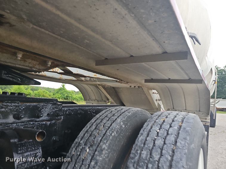 image for item NT9702 1997 Heil  pneumatic dry bulk trailer