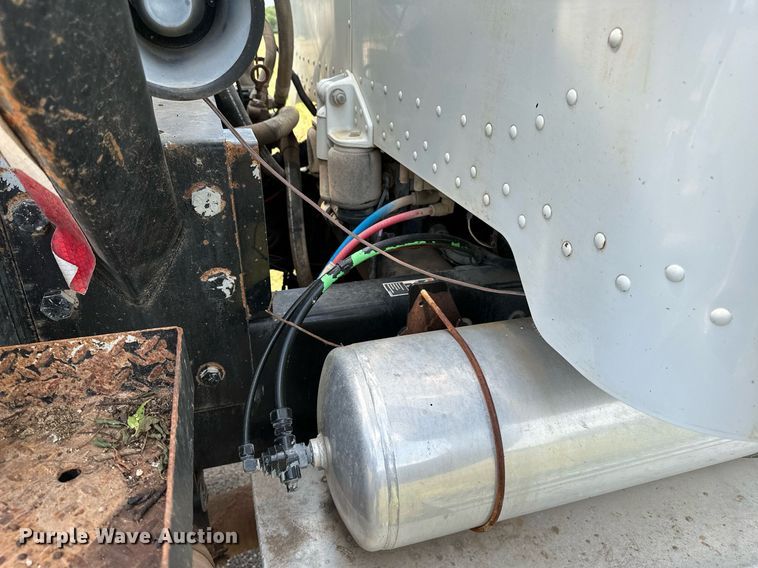 image for item OC9035 2011 Peterbilt 365  winch truck