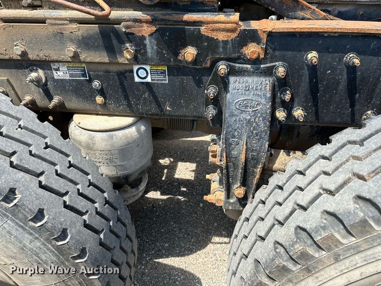 image for item OC9035 2011 Peterbilt 365  winch truck