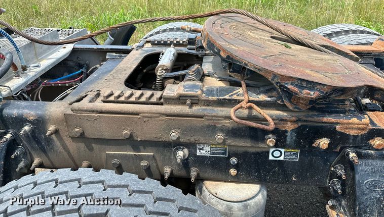 image for item OC9035 2011 Peterbilt 365  winch truck