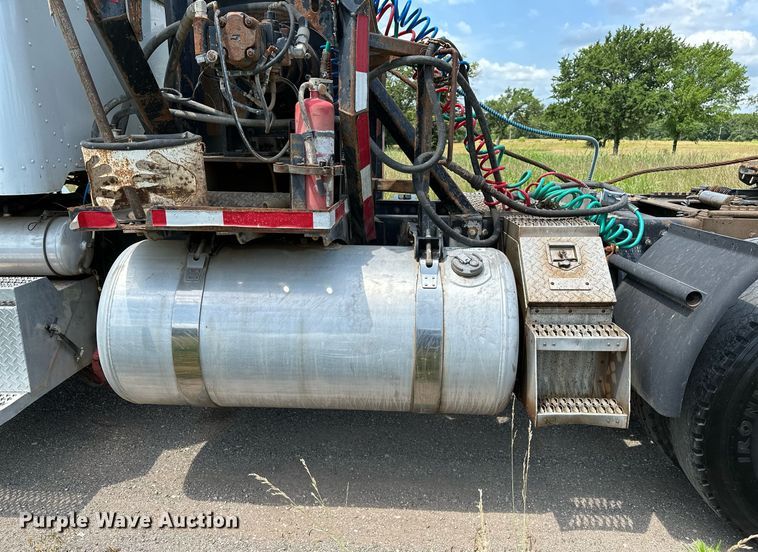 image for item OC9035 2011 Peterbilt 365  winch truck