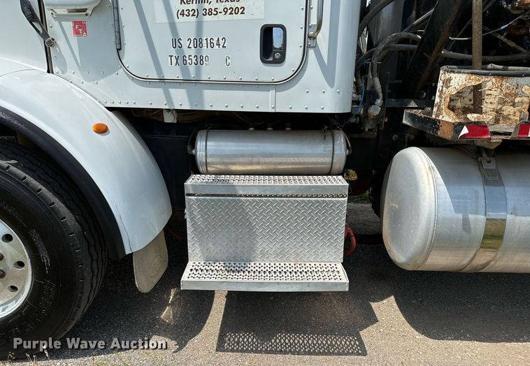 image for item OC9035 2011 Peterbilt 365  winch truck