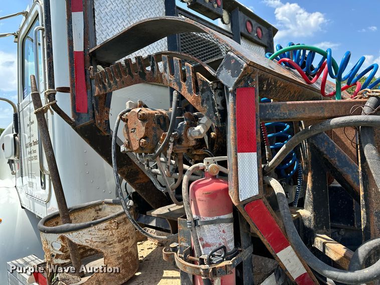 image for item OC9035 2011 Peterbilt 365  winch truck