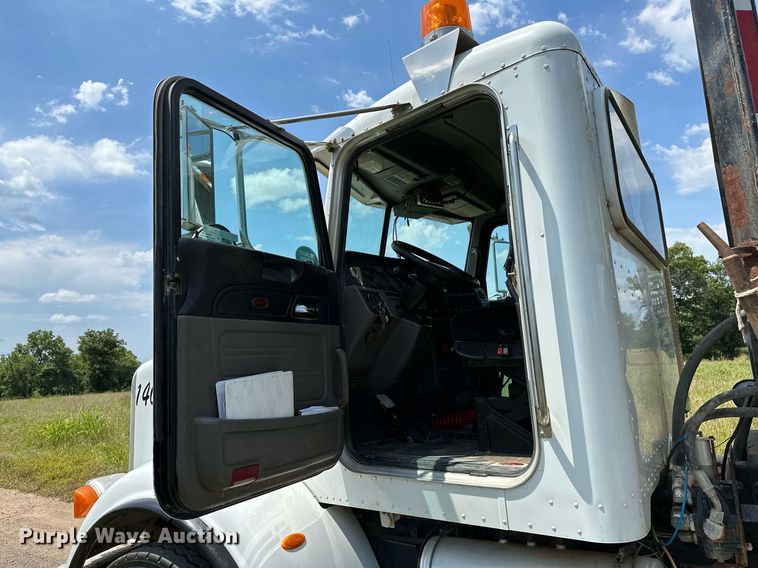 image for item OC9035 2011 Peterbilt 365  winch truck