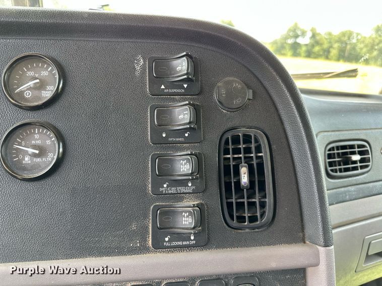 image for item OC9035 2011 Peterbilt 365  winch truck