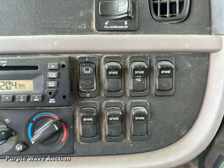 image for item OC9035 2011 Peterbilt 365  winch truck