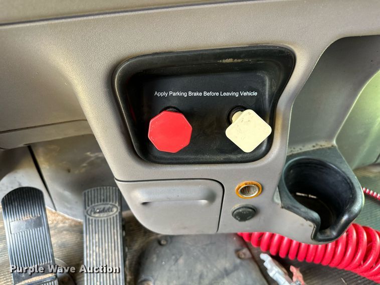 image for item OC9035 2011 Peterbilt 365  winch truck