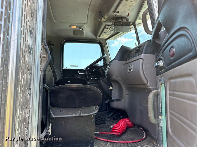 image for item OC9035 2011 Peterbilt 365  winch truck