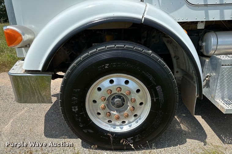 image for item OC9035 2011 Peterbilt 365  winch truck