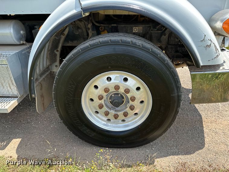 image for item OC9035 2011 Peterbilt 365  winch truck