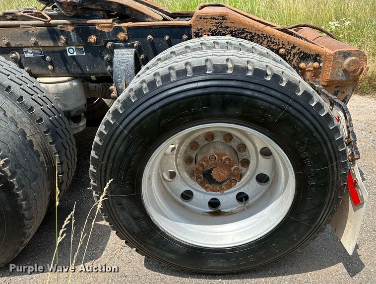 image for item OC9035 2011 Peterbilt 365  winch truck