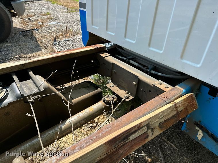 image for item OC9049 2009 GMC C5500  truck cab and chassis