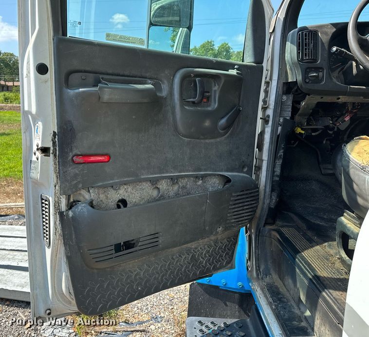 image for item OC9049 2009 GMC C5500  truck cab and chassis