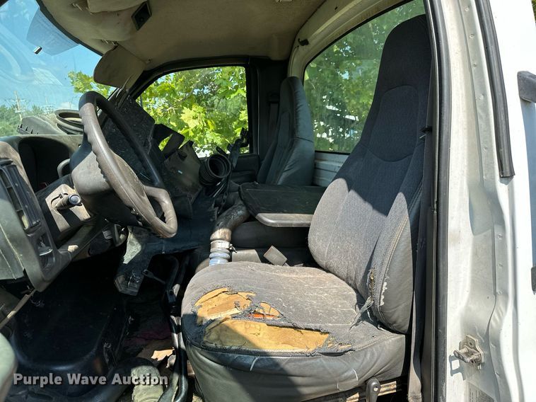 image for item OC9049 2009 GMC C5500  truck cab and chassis