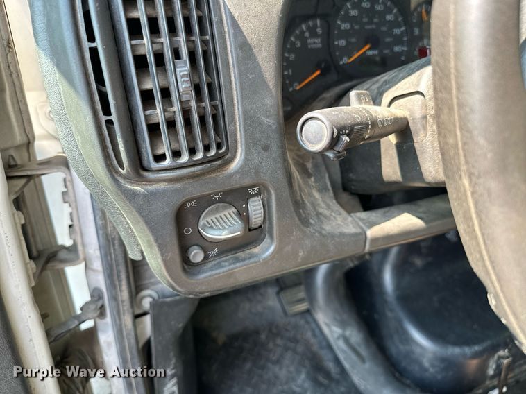 image for item OC9049 2009 GMC C5500  truck cab and chassis