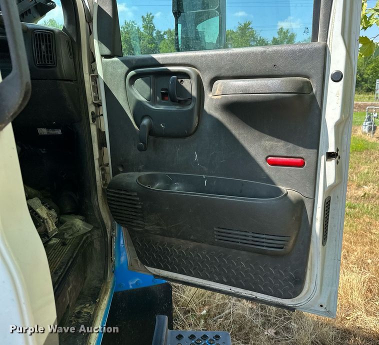 image for item OC9049 2009 GMC C5500  truck cab and chassis