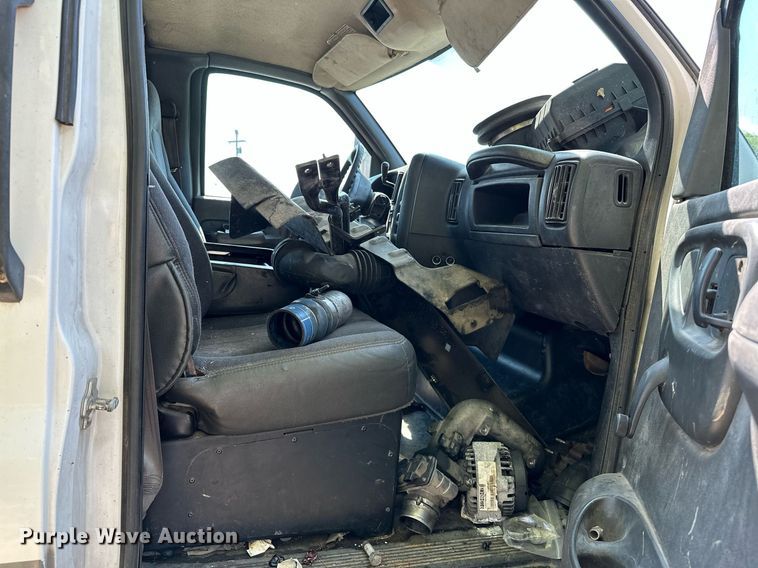 image for item OC9049 2009 GMC C5500  truck cab and chassis