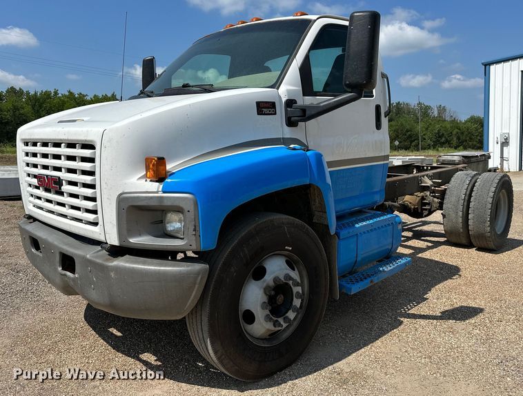 image for item OC9050 2003 GMC C7500  truck cab and chassis