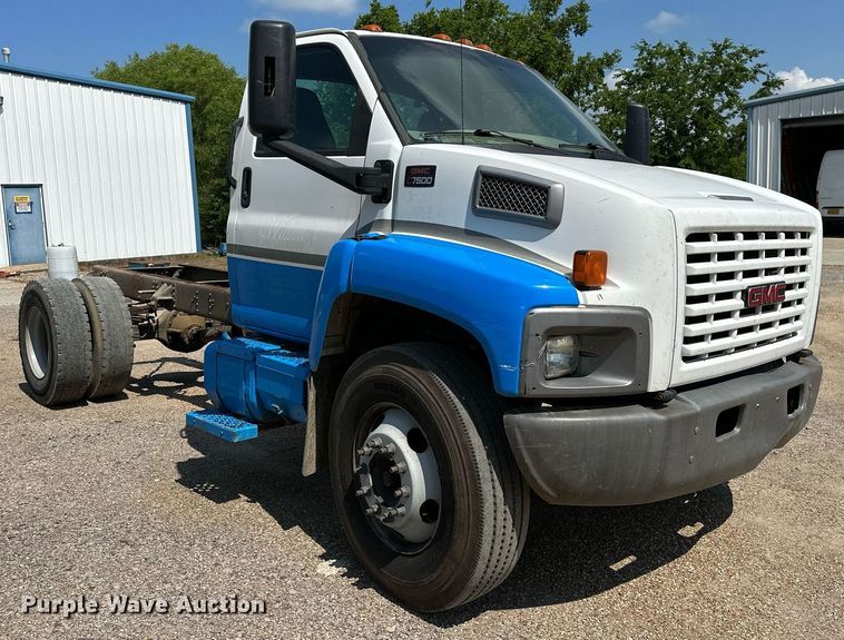 image for item OC9050 2003 GMC C7500  truck cab and chassis