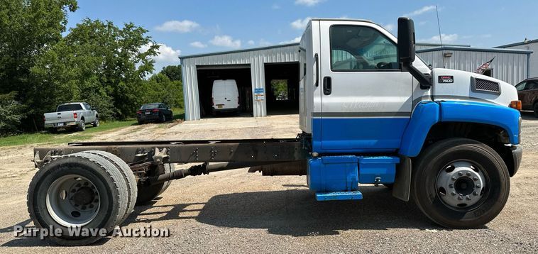 image for item OC9050 2003 GMC C7500  truck cab and chassis