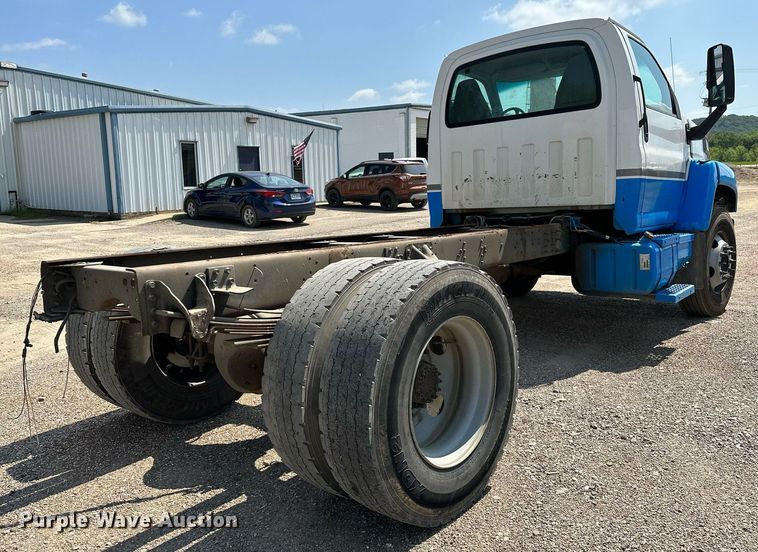 image for item OC9050 2003 GMC C7500  truck cab and chassis